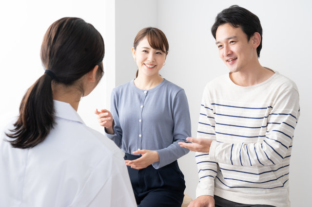 助産師へ出産や育児について相談するご夫婦