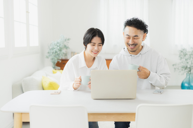 ご夫婦で一緒にオンライン両親学級を受講する様子