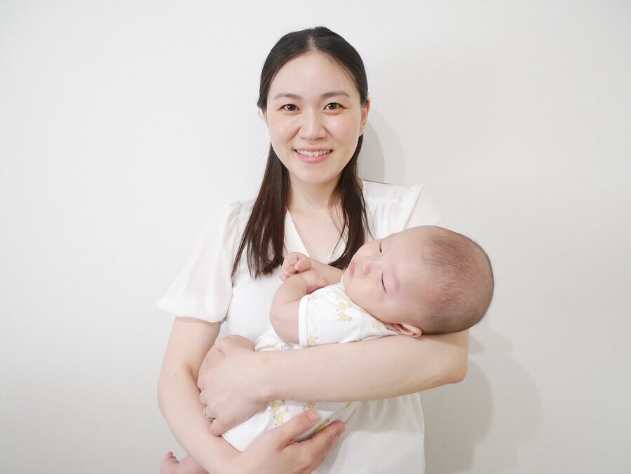 赤ちゃんを抱く港助産院の助産師